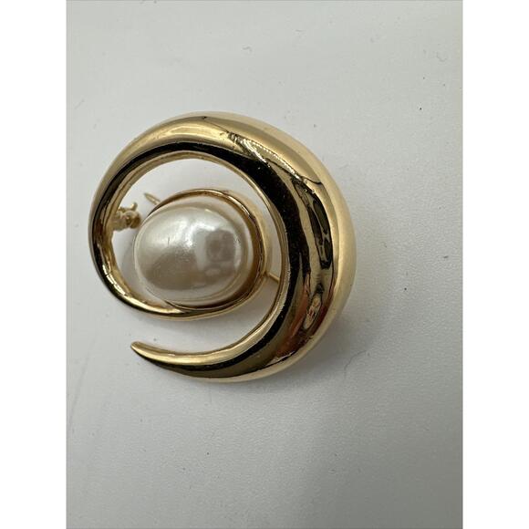 Monet Pearl Gold Brooch Vintage holiday elegant special occasion chic J-01-17 - Picture 5 of 11